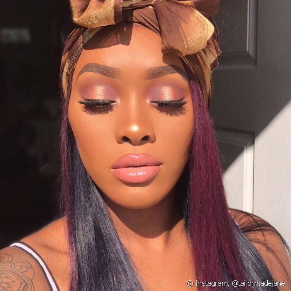 Tons de rosa e lil?s podem ser usados nos olhos, mas precisam do equil?brio do gloss rosinha na maquiagem para o dia (Foto: Instagram @tailormadejane)